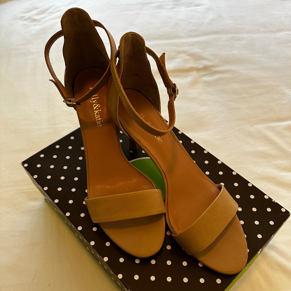 Kelly & Katie Sandals, Taupe Lea, size 8.5